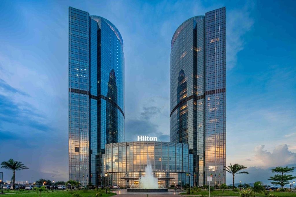 Quartier d'affaires moderne en Afrique centrale à l'heure bleue